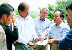 中央项目办主任黄自强陪同世行官员考察陕西安塞项目区