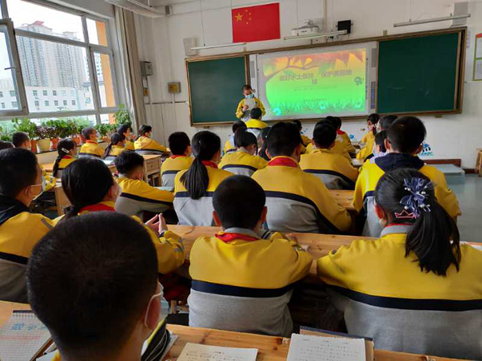 新宁路小学学生代表向各班级宣传水土保持03.jpg