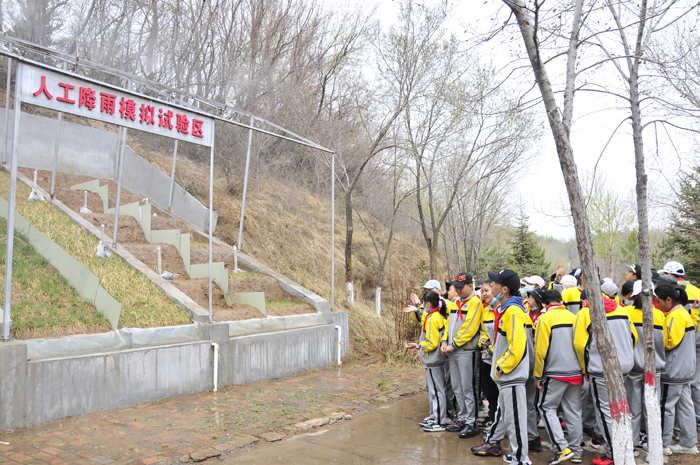 学生参观人工降雨模拟试验区.JPG